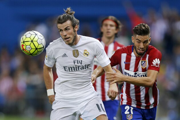 Real Madrid's Gareth Bale, left, duels for the ball with Atletico's Yannick Ferreira-Carrasco during a Spanish La Liga soccer match between Real Madrid and Atletico de Madrid at the at the Vicente Calderon stadium in Madrid, Spain, Sunday, Oct. 4, 2015. (AP Photo/Daniel Ochoa de Olza)