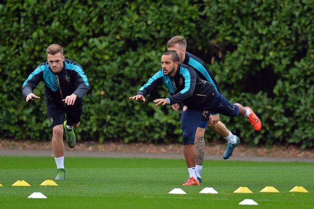 Arsenal's English defender Calum Chambers (L) and English striker Theo Walcott (R) stretch during a training session at their London Colney training ground in Hertfordshire, north of London, on October 19, 2015 on the eve of their UEFA Champions League group stage F football match against Bayern Munich. AFP PHOTO / GLYN KIRK (Photo credit should read GLYN KIRK/AFP/Getty Images) Arsenal's English defender Calum Chambers (L) and English striker Theo Walcott (R) stretch during a training session at their London Colney training ground in Hertfordshire, north of London, on October 19, 2015 on the eve of their UEFA Champions League group stage F football match against Bayern Munich. AFP PHOTO / GLYN KIRK (Photo credit should read GLYN KIRK/AFP/Getty Images)