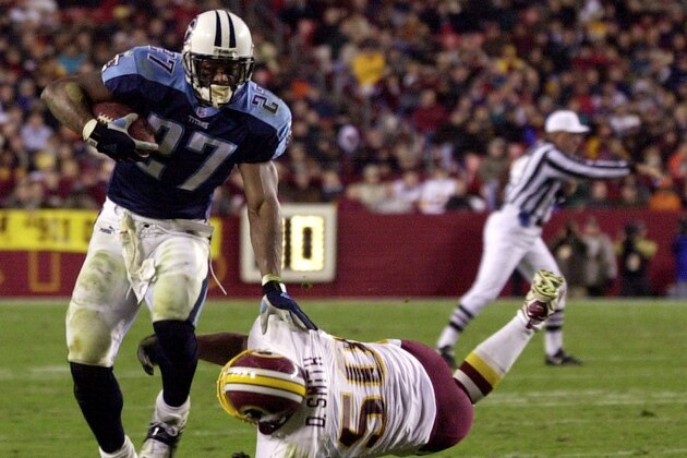 Tennessee Titans running back Eddie George (27) runs past Washington Redskins linebacker Derek Smith (50) during the fourth quarter, Monday, Oct. 30, 2000, at FedEx Field in Landover, Md. The Titans won 27-21.(AP Photo/Nick Wass)