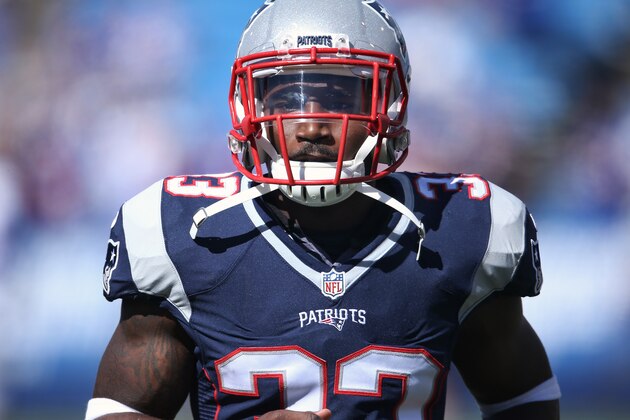 ORCHARD PARK, NY - SEPTEMBER 20: Dion Lewis #33 of the New England Patriots warms up before the start of NFL game action against the Buffalo Bills at Ralph Wilson Stadium on September 20, 2015 in Orchard Park, New York. (Photo by Tom Szczerbowski/Getty Images)