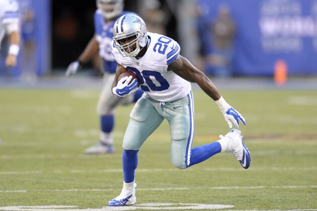 Dallas Cowboys running back Darren McFadden (20) rushes during the first half of an NFL football game against the New York Giants Sunday, Oct. 25, 2015, in East Rutherford, N.J. (AP Photo/Bill Kostroun)