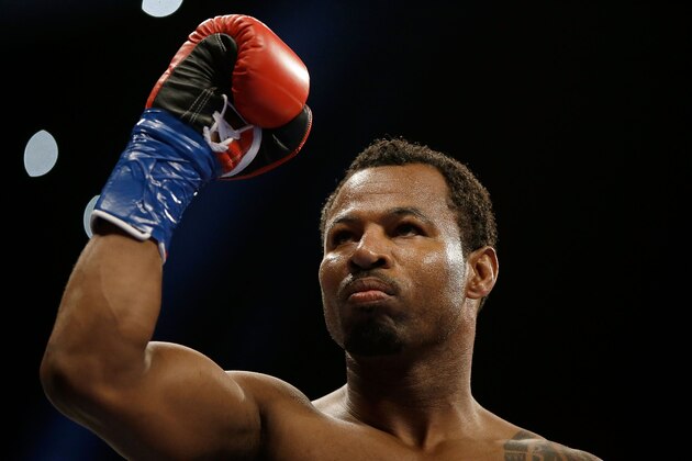 INGLEWOOD, CA - AUGUST 29:  Shane Mosley acknowledges the fans prior to the start of his fight against Ricardo Mayorga of Nicaragua at The Forum on August 29, 2015 in Inglewood, California.  (Photo by Jeff Gross/Getty Images)
