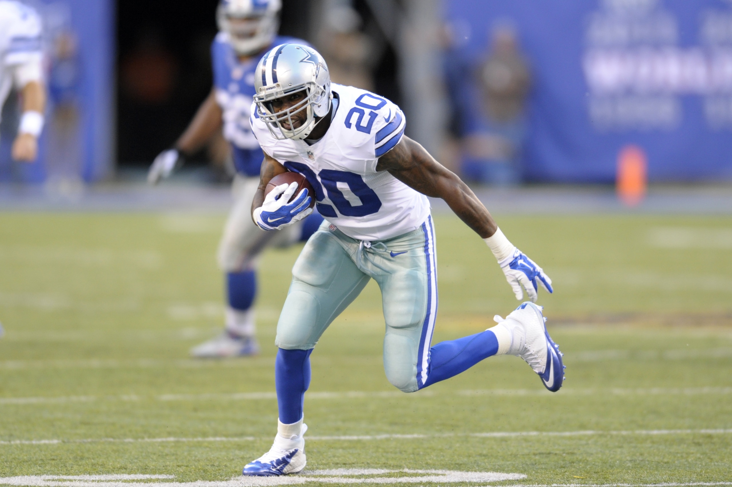 Dallas Cowboys running back Darren McFadden (20) rushes during the first half of an NFL football game against the New York Giants Sunday, Oct. 25, 2015, in East Rutherford, N.J. (AP Photo/Bill Kostroun)