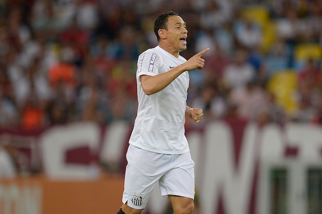 RIO DE JANEIRO, BRAZIL - JULY 02:  Ricardo Oliveira of Santos celebrates a scored goal during the match between Fluminense and Santos as part of Brasileirao Series A 2015 at Maracana stadium  on July 2, 2015 in Rio de Janeiro, Brazil.  (Photo by Alexandre Loureiro/Getty Images)