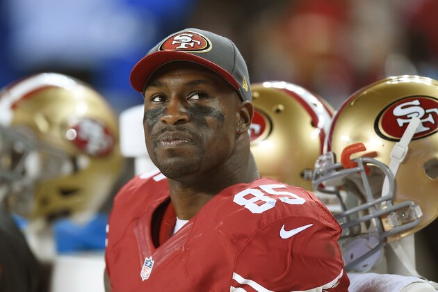 SANTA CLARA, CA - OCTOBER 22:  Vernon Davis #85 of the San Francisco 49ers looks on from the sidelines against the Seattle Seahawks in the fourth quarter of an NFL football game at Levi's Stadium on October 22, 2015 in Santa Clara, California.  (Photo by Thearon W. Henderson/Getty Images)