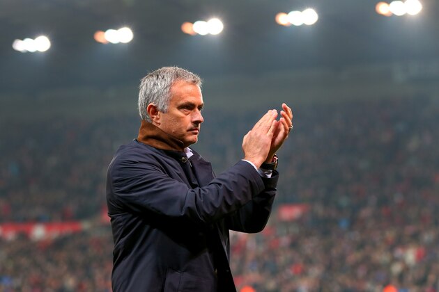 STOKE ON TRENT, ENGLAND - OCTOBER 27:  Jose Mourinho Manager of Chelsea applauds as he leaves the pitch after the Capital One Cup Fourth Round match between Stoke City and Chelsea at Britannia Stadium on October 27, 2015 in Stoke on Trent, England.  (Photo by Catherine Ivill - AMA/Getty Images)