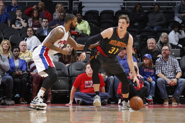 AUBURN HILLS, MI - OCTOBER 23:  Mike Muscala #31 of the Atlanta Hawks handles the ball against the Detroit Pistons during the game on October 23, 2015 at The Palace of Auburn Hills in Auburn Hills, Michigan. NOTE TO USER: User expressly acknowledges and agrees that, by downloading and/or using this photograph, User is consenting to the terms and conditions of the Getty Images License Agreement.  Mandatory Copyright Notice: Copyright 2015 NBAE (Photo by B. Sevald/ Einstein/NBAE via Getty Images)