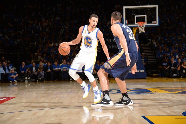 OAKLAND, CA - OCTOBER 27:  Stephen Curry #30 of the Golden State Warriors handles the ball against the New Orleans Pelicans on October 27, 2015 at ORACLE Arena in Oakland, California. NOTE TO USER: User expressly acknowledges and agrees that, by downloading and/or using this Photograph, user is consenting to the terms and conditions of the Getty Images License Agreement. Mandatory Copyright Notice: Copyright 2015 NBAE (Photo by Andrew D. Bernstein/NBAE via Getty Images)