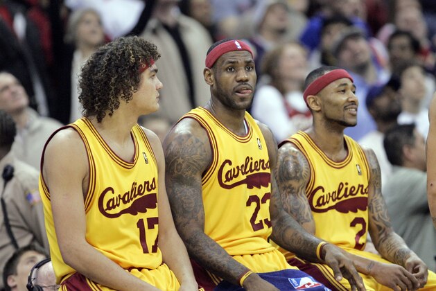 Cleveland Cavaliers' Anderson Varejao, left to right, of Brazil, Lebron James, and Mo Williams wait for the game to resume in the second quarter in an NBA basketball game, Sunday, March 29, 2009, in Cleveland. (AP Photo/Tony Dejak)