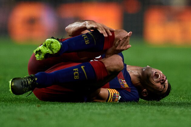 BARCELONA, SPAIN - OCTOBER 25: Sergio Busquets of Barcelona lies injured on the pitch during the La Liga match between FC Barcelona and SD Eibar at Camp Nou Stadium on October 25, 2015 in Barcelona, Spain.  (Photo by Manuel Queimadelos Alonso/Getty Images)