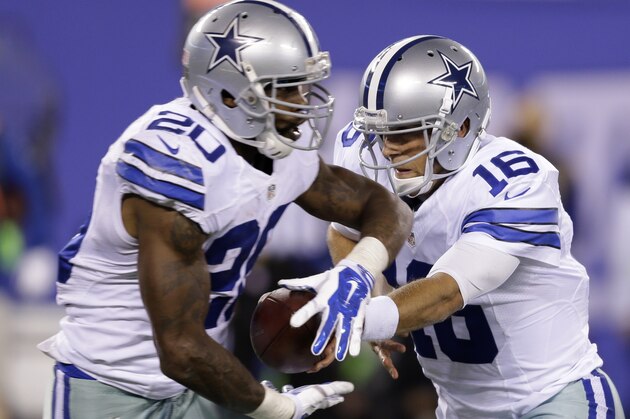 Dallas Cowboys quarterback Matt Cassel, right, hands the ball off to Dallas Cowboys' Darren McFadden during the second half of an NFL football game Sunday, Oct. 25, 2015, in East Rutherford, N.J. (AP Photo/Seth Wenig)