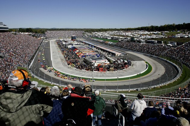 Drivers take the green flag to start the NASCAR Sprint Cup Series Tums QuikPak 500 auto race at Martinsville Speedway in Martinsville, Va., Sunday, Oct. 19, 2008. (AP Photo/Gerry Broome)