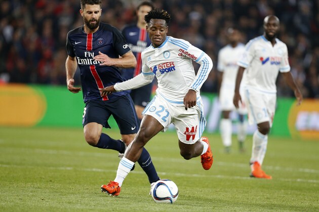 PARIS, FRANCE - OCTOBER 4: Michy Batshuayi of OM and Thiago Motta of PSG in action during the French Ligue 1 match between Paris Saint-Germain FC (PSG) and Olympique de Marseille at Parc des Princes stadium on October 4, 2015 in Paris, France. (Photo by Jean Catuffe/Getty Images)