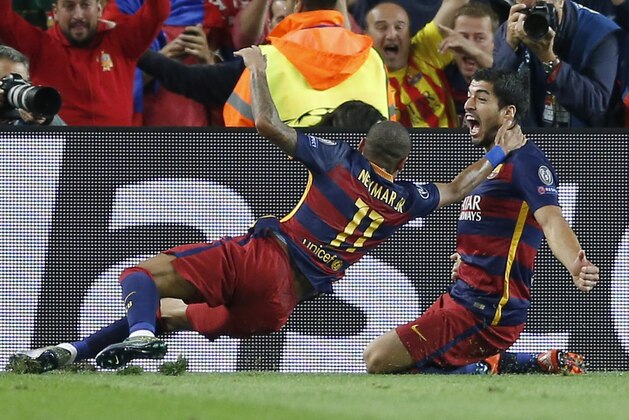 Barcelona's Neymar, left, hugs Luis Suarez who scored 2-1 during a Champions League Group E soccer match between Barcelona and Bayer Leverkusen at the Camp Nou stadium in Barcelona, Spain,  Tuesday, Sept. 29, 2015 . (AP Photo/Manu Fernandez)