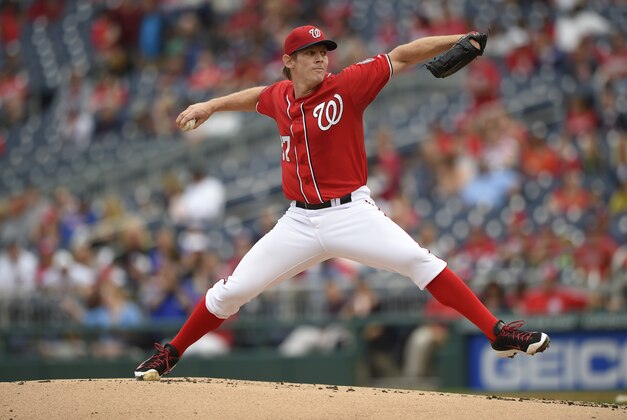 El pitcher abridor de los Nacionales de Washington Stephen Strasburg (37) hace un lanzamiento en el partido contra los Filis de Filadelfia el sábado 26 de septiembre de 2015. (Foto AP/Nick Wass)