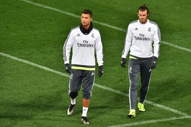 Real Madrid forward Cristiano Ronaldo (L) and midfielder Gareth Bale (R) take a break during a training session ahead of the International Champions Cup football tournament in Melbourne on July 14, 2015.   AFP PHOTO / PAUL CROCK
-- IMAGE RESTRICTED TO EDITORIAL USE - STRICTLY NO COMMERCIAL USE        (Photo credit should read PAUL CROCK/AFP/Getty Images)