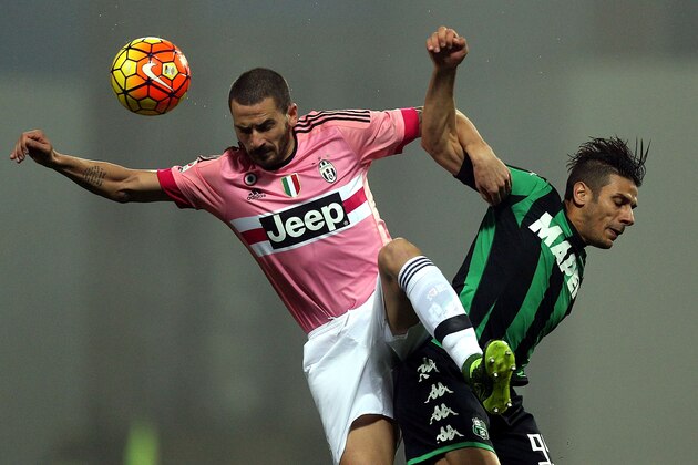 REGGIO NELL'EMILIA, ITALY - OCTOBER 28: Sergio Floccari of US Sassuolo Calcio battles for the ball with Leonardo Bonucci of Juventus FC during the Serie A match between US Sassuolo Calcio and Juventus FC at Mapei Stadium - Città del Tricolore on October 28, 2015 in Reggio nell'Emilia, Italy.  (Photo by Gabriele Maltinti/Getty Images)
