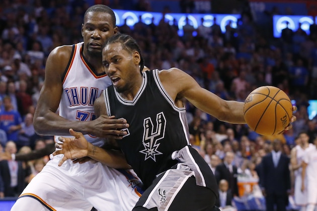 San Antonio Spurs forward Kawhi Leonard, right, drives around Oklahoma City Thunder forward Kevin Durant, left, in the fourth quarter of an NBA basketball game in Oklahoma City, Wednesday, Oct. 28, 2015. Oklahoma City won 112-106. (AP Photo/Sue Ogrocki)