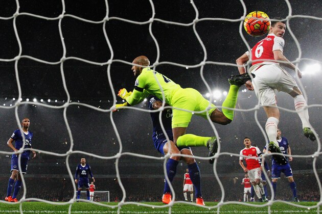 LONDON, ENGLAND - OCTOBER 24: Laurent Koscielny (R) of Arsenal scores his team's second goal past Tim Howard (L) of Everton during the Barclays Premier League match between Arsenal and Everton at Emirates Stadium on October 24, 2015 in London, England.  (Photo by Dean Mouhtaropoulos/Getty Images)