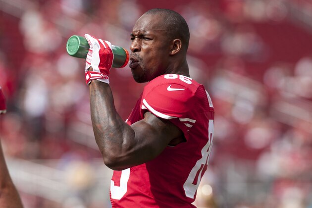 Oct 18, 2015; Santa Clara, CA, USA; San Francisco 49ers tight end Vernon Davis (85) drinks water before the game against the Baltimore Ravens at Levi's Stadium. Mandatory Credit: Ed Szczepanski-USA TODAY Sports