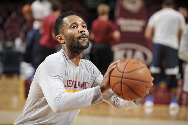 CLEVELAND, OH - OCTOBER 19:  Mo Williams #52 of the Cleveland Cavaliers warms up before the game against the Dallas Mavericks on October 19, 2015 at Quicken Loans Arena in Cleveland, Ohio. NOTE TO USER: User expressly acknowledges and agrees that, by downloading and/or using this Photograph, user is consenting to the terms and conditions of the Getty Images License Agreement. Mandatory Copyright Notice: Copyright 2015 NBAE  (Photo by David Liam Kyle/NBAE via Getty Images)