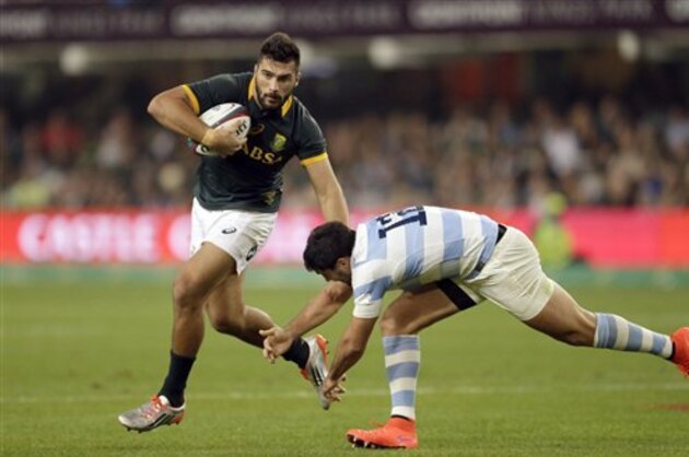 South Africa's Damian de Allende, left, avoids a tackle by Argentina's Jeronimo de la Fuente, right, during their Rugby Championship match at Kings Park stadium in Durban, South Africa, Saturday, Aug. 8, 2015. (AP Photo/Themba Hadebe)