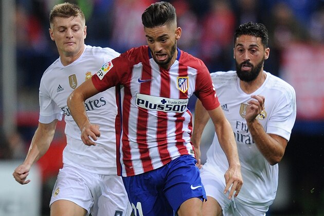 MADRID, SPAIN - OCTOBER 04:  Yannick Carrasco of Club Atletico de Madrid outpaces 
 Toni Kroos and  Alvaro Arbeloa of Real Madrid during the La Liga match between Club Atletico de Madrid and Real Madrid at Vicente Calderon Stadium on October 4, 2015 in Madrid, Spain.  (Photo by Denis Doyle/Getty Images)