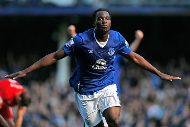 LIVERPOOL, ENGLAND - OCTOBER 04:  Romelu Lukaku of Everton celebrates after scoring Everton's first goal during the Barclays Premier League match between Everton and Liverpool at Goodison Park on October 4, 2015 in Liverpool, England.  (Photo by Dean Mouhtaropoulos/Getty Images)