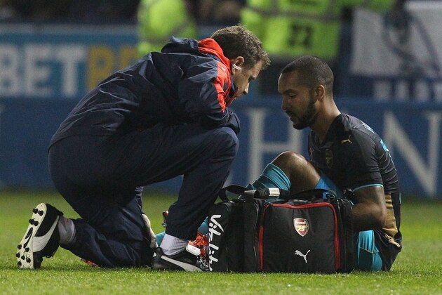 Arsenal's English striker Theo Walcott recieves treatment following a heavy tackle before being substituted-off due to injury during the English League Cup fourth round football match between Sheffield Wednesday and Arsenal at The Hillsborough Stadium in Sheffield, north east England on October 27, 2015.   AFP PHOTO / LINDSEY PARNABY

RESTRICTED TO EDITORIAL USE. NO USE WITH UNAUTHORIZED AUDIO, VIDEO, DATA, FIXTURE LISTS, CLUB/LEAGUE LOGOS OR 'LIVE' SERVICES. ONLINE IN-MATCH USE LIMITED TO 75 IMAGES, NO VIDEO EMULATION. NO USE IN BETTING, GAMES OR SINGLE CLUB/LEAGUE/PLAYER PUBLICATIONS.        (Photo credit should read LINDSEY PARNABY/AFP/Getty Images)