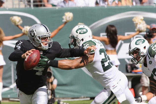 EAST RUTHERFORD, NJ - SEPTEMBER 07:  Safety Dewan Landry #26 of the New York Jets sacks Quarterback Derek Carr #4 of the Oakland Raiders at MetLife Stadium on September 7, 2014 in East Rutherford, New Jersey.  (Photo by Al Pereira/New York Jets/Getty Images)