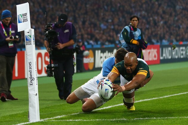 LONDON, ENGLAND - OCTOBER 30:  JP Pietersen of South Africa scores the first try under pressure from Lucas Gonzalez Amorosino of Argentina during the 2015 Rugby World Cup Bronze Final match between South Africa and Argentina at the Olympic Stadium on October 30, 2015 in London, United Kingdom.  (Photo by Michael Steele/Getty Images)