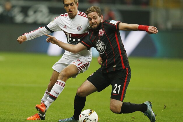 Frankfurt's Marc Stendera, right, and Bayern's Philipp Lahm, left, challenge for the ball during a German Bundesliga soccer match between Eintracht Frankfurt and Bayern Munich in Frankfurt, Germany, Friday, Oct. 30, 2015. (AP Photo/Michael Probst)
