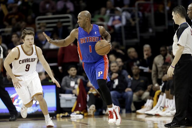 Detroit Pistons' Chauncey Billups (1) works against Cleveland Cavaliers' Matthew Dellavedova, from Australia, in an NBA basketball game Monday, Dec. 23, 2013, in Cleveland. (AP Photo/Mark Duncan)
