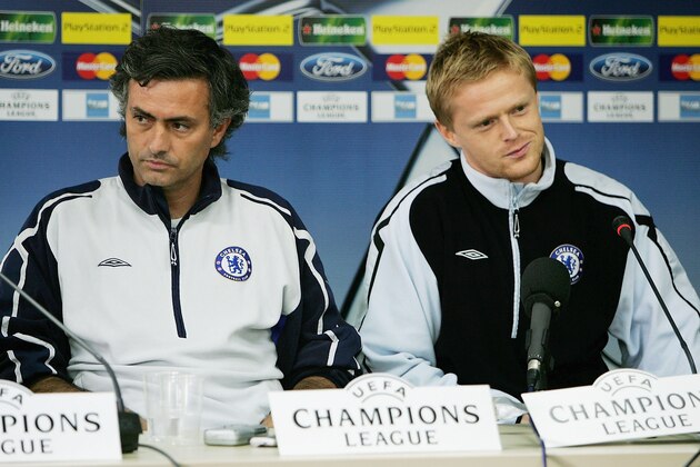 SEVILLA, SPAIN - OCTOBER 31:  Jose Mourinho (L) the Chelsea coach and player Damien Duff talk to the media during Chelsea's preparation for tomorrow's UEFA Champions League group G match against Real Betis at the Ruiz de Lopera Stadium October 31, 2005 in Sevilla, Spain  (Photo by Richard Heathcote/Getty Images)
