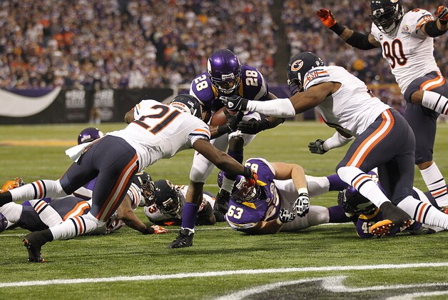 Minnesota Vikings running back Adrian Peterson, center, runs for a touchdown during the first half of an NFL football game against the Chicago Bears Sunday, Dec. 9, 2012, in Minneapolis. (AP Photo/Andy King)