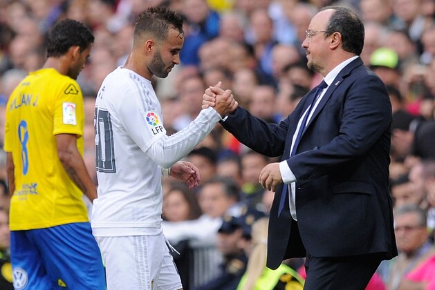 MADRID, SPAIN - OCTOBER 31:  Head coach Rafa Benitez of Real Madrid shakes hands with Jesse Rodriguez after being substituted during the La Liga match between Real Madrid CF and UD Las Palmas at Estadio Santiago Bernabeu on October 31, 2015 in Madrid, Spain.  (Photo by Denis Doyle/Getty Images)