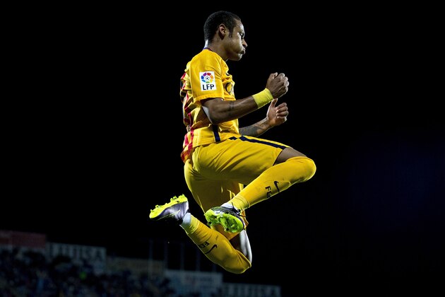 GETAFE, SPAIN - OCTOBER 31: Neymar JR. of FC Barcelona celebrates scoring their second goal during the La Liga match between Getafe CF and FC Barcelona at Coliseum Alfonso Perez on October 31, 2015 in Getafe, Spain.  (Photo by Gonzalo Arroyo Moreno/Getty Images)