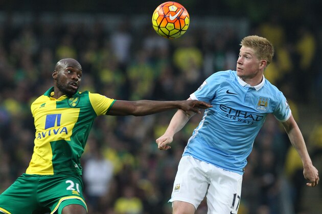 Norwich City's Congolese midfielder Youssouf Mulumbu (L) vies with Manchester City's Belgian midfielder Kevin De Bruyne during the English Premier League football match between Manchester City and Norwich City at The Etihad Stadium in Manchester, north west England on October 31, 2015. AFP PHOTO / LINDSEY PARNABY

RESTRICTED TO EDITORIAL USE. No use with unauthorized audio, video, data, fixture lists, club/league logos or 'live' services. Online in-match use limited to 75 images, no video emulation. No use in betting, games or single club/league/player publications.        (Photo credit should read LINDSEY PARNABY/AFP/Getty Images)