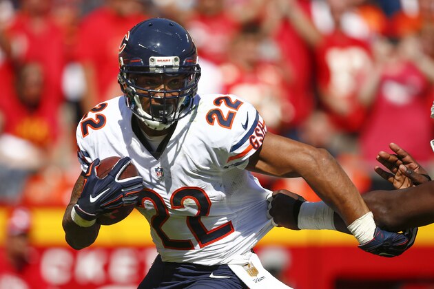 KANSAS CITY, MO - OCTOBER 11:  Matt Forte #22 of the Chicago Bears runs the ball at Arrowhead Stadium during the game against the Kansas City Chiefs on October 11, 2015 in Kansas City, Missouri. (Photo by Jamie Squire/Getty Images)