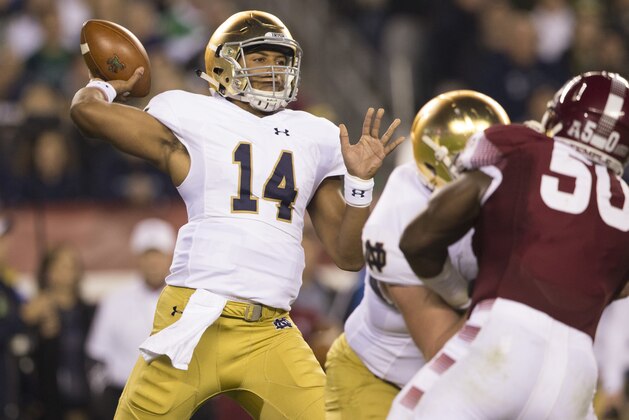 PHILADELPHIA, PA - OCTOBER 31: DeShone Kizer #14 of the Notre Dame Fighting Irish throws a pass in the first quarter against the Temple Owls on October 31, 2015 at Lincoln Financial Field in Philadelphia, Pennsylvania. (Photo by Mitchell Leff/Getty Images)