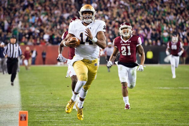 Oct 31, 2015; Philadelphia, PA, USA; Notre Dame Fighting Irish quarterback DeShone Kizer (14) runs for a touchdown as Temple Owls safety Alex Wells (21) pursues in the second quarter at Lincoln Financial Field. Mandatory Credit: Matt Cashore-USA TODAY Sports