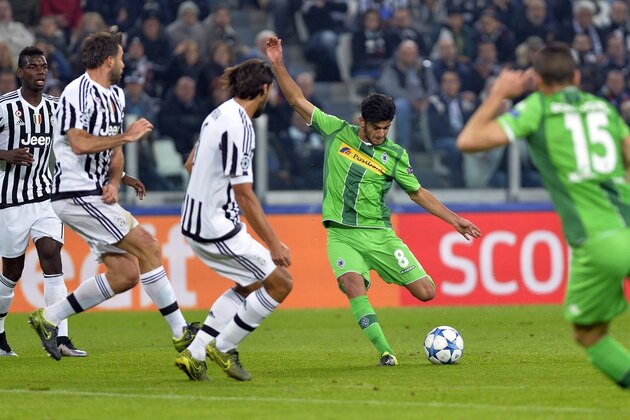 Moenchengladbach 's Mahmoud Dahoud kicks the ball   during the Champions League, group D soccer match between Juventus and Borussia Moenchengladbach at the Juventus Stadium in Turin, Italy, Wednesday, Oct. 21, 2015. (AP Photo/Massimo Pinca)