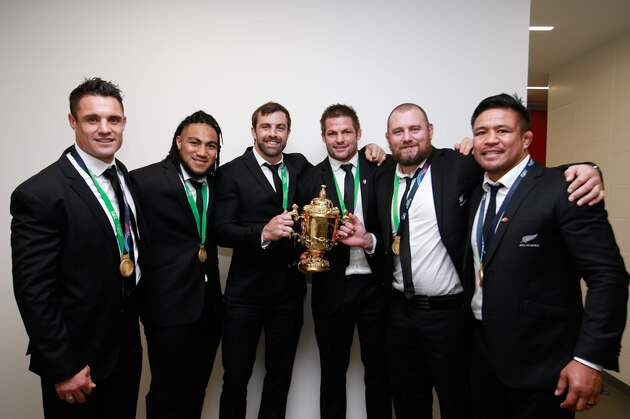 LONDON, ENGLAND - OCTOBER 31:  (L-R) Dan Carter, Ma'a Nonu, Conrad Smith, Richie McCaw, Owen Franks and Keven Mealamu of New Zealand celebrate with the Webb Ellis Cup in the dressing rooms following the 2015 Rugby World Cup Final match between New Zealand and Australia at Twickenham Stadium on October 31, 2015 in London, United Kingdom.  (Photo by Phil Walter/Getty Images)