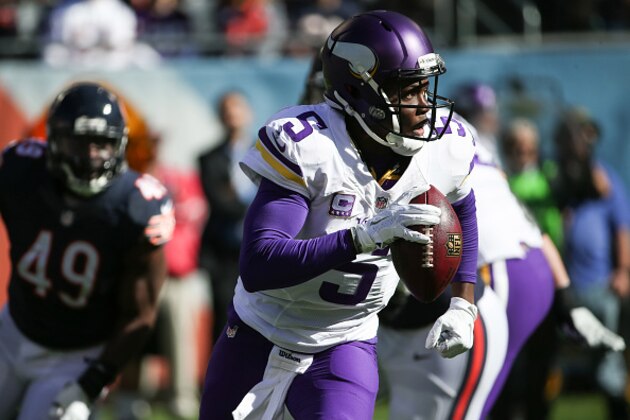 CHICAGO, IL - NOVEMBER 01:  Quarterback  Teddy Bridgewater #5 of the Minnesota Vikings looks to pass in the first quarter against the Chicago Bears at Soldier Field on November 1, 2015 in Chicago, Illinois.  (Photo by Jonathan Daniel/Getty Images)