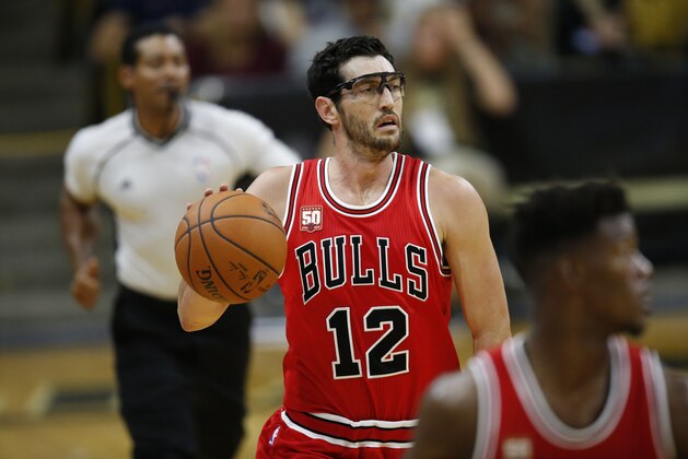 Chicago Bulls guard Kirk Hinrich (12) faces the Denver Nuggets in the first half of an NBA preseason basketball game Thursday, Oct. 8, 2015, in Boulder, Colo. (AP Photo/David Zalubowski)