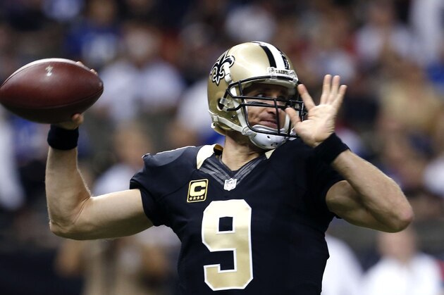 Drew Brees (9), de los Saints de Nueva Orleans, realiza un pase contra los Giants de Nueva York, en la primera mitad del juego del domingo 1 de noviembre de 2015, en Nueva Orleans. (Foto AP/Jonathan Bachman)