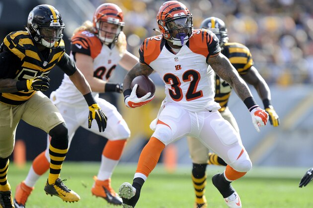 Cincinnati Bengals running back Jeremy Hill (32) runs the ball away from Pittsburgh Steelers inside linebacker Ryan Shazier (50) in the first quarter of an NFL football game against the Pittsburgh Steelers, Sunday, Nov. 1, 2015, in Pittsburgh. (AP Photo/Don Wright)