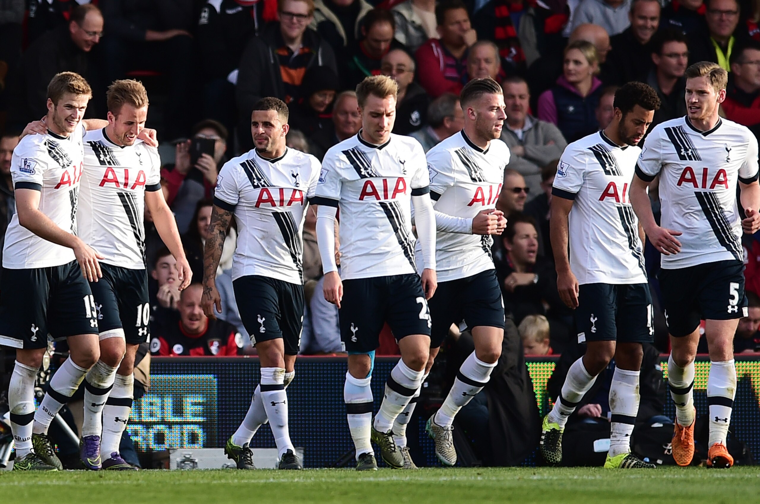 BOURNEMOUTH, ENGLAND - OCTOBER 25: Harry Kane (2nd L) of Tottenham Hotspur celebrates scoring his team's fifth and hat trick goal with team mates during the Barclays Premier League match between A.F.C. Bournemouth and Tottenham Hotspur at Vitality Stadium on October 25, 2015 in Bournemouth, England. (Photo by Alex Broadway/Getty Images)