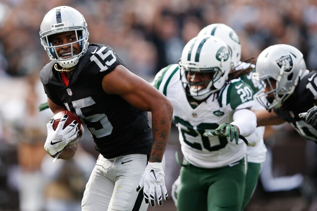 OAKLAND, CA - NOVEMBER 01:  Michael Crabtree #15 of the Oakland Raiders runs for a 36-yard touchdown reception against the New York Jets during their NFL game at O.co Coliseum on November 1, 2015 in Oakland, California.  (Photo by Ezra Shaw/Getty Images)