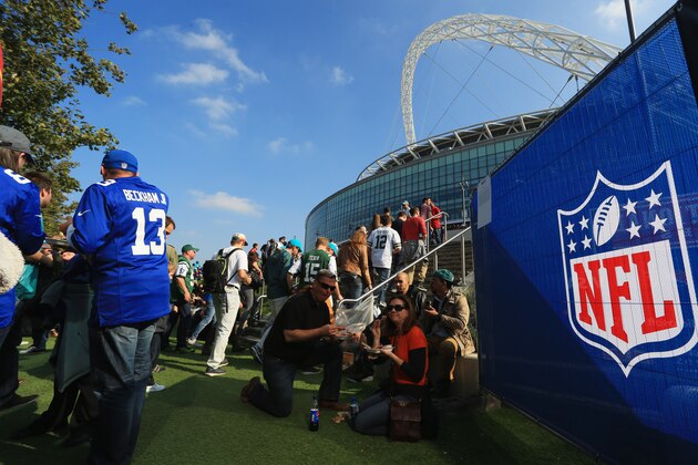 LONDON, ENGLAND - OCTOBER 04:  Fans walk to the stadium prior to the International Series game between Miami Dolphins and New York Jets at Wembley Stadium on October 4, 2015 in London, England.  (Photo by Stephen Pond/Getty Images)